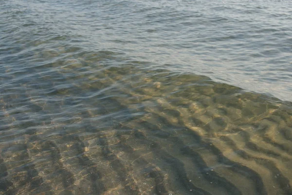 Geweldige Zee Helder Water Met Golven Het Strand Achtergrond — Stockfoto