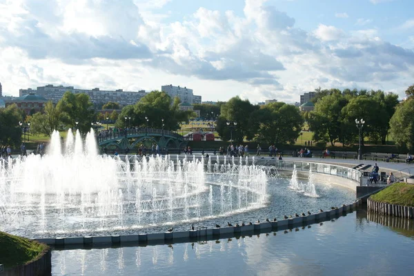 Spruzzi Corrente Acqua Fontana Città Con Getti Schiuma Acqua — Foto Stock