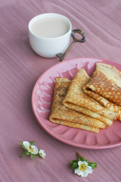 Παραδοσιακή Ρωσική Τηγανίτες Ροζ Πιάτο Λευκό Φλιτζάνι Γάλα — Φωτογραφία Αρχείου