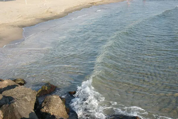 青い波を背景に澄んだ海の水 — ストック写真