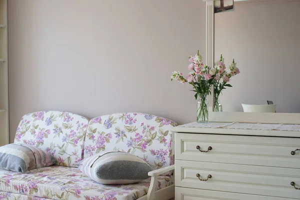 Цветущие Цветные Розы Сакуры Букет Комоде Заднем Плане Спальни — стоковое фото