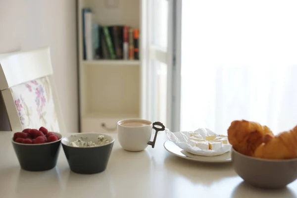 Läcker Frukost Med Ost Croissanter Och Hallon Med Kaffe — Stockfoto