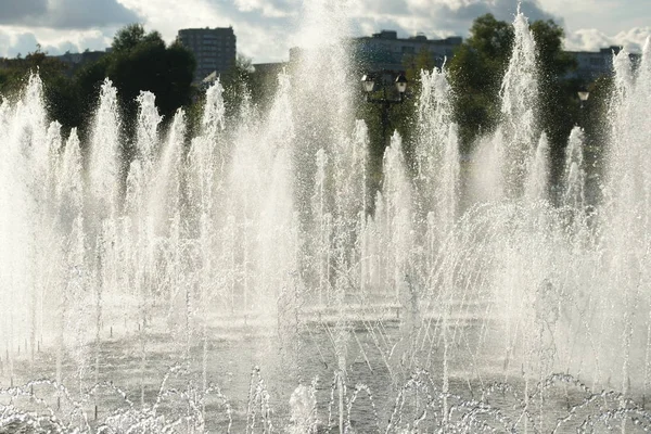 Salpicos Fluxo Água Fonte Cidade Com Jatos Espuma Água — Fotografia de Stock