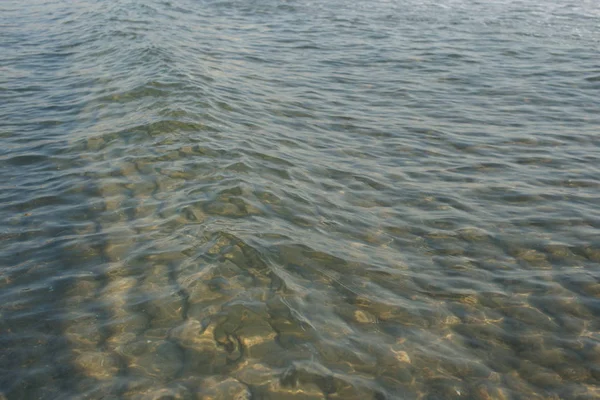 Удивительное Море Чистая Вода Волнами Пляже Фоне — стоковое фото