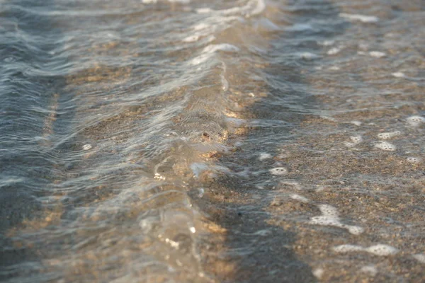 Helder Zeewater Met Zeegolven Gouden Zandachtergrond — Stockfoto