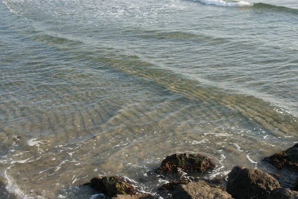 Sahilde Dalgaları Olan Berrak Deniz Suyu — Stok fotoğraf