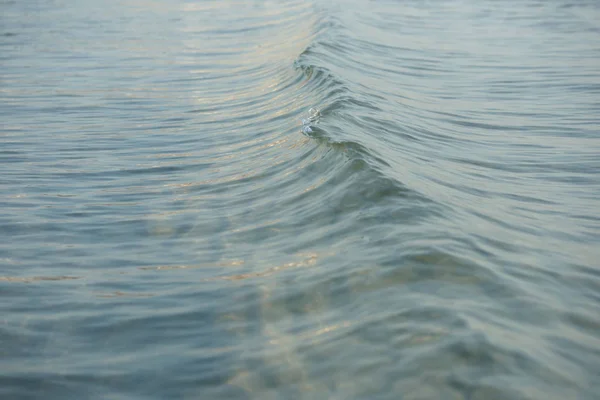 Pequenas Ondas Costeiras Claras Costa Mar Com Fundo Água Azul — Fotografia de Stock