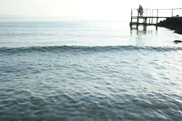 Couple Persons Standing Wooden Stairs Sea Shore Background — Stock Photo, Image