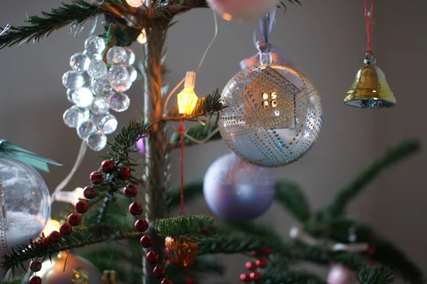 Jouets Colorés Guirlandes Rubans Sur Sapin Vert Dans Fond Pièce — Photo