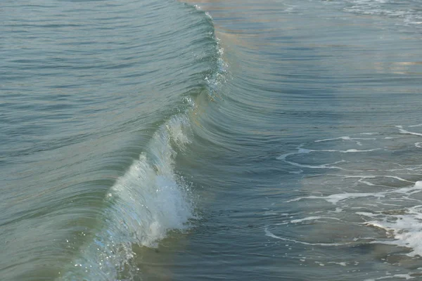 Krásná Čistá Mořská Voda Vlnami Pláži Pozadí — Stock fotografie