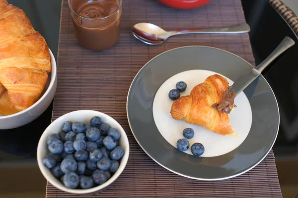 Tasty Breakfast Blueberries Fresh Croissants Chocolate Pasta Coffee Cereal Bowl — Stock Photo, Image