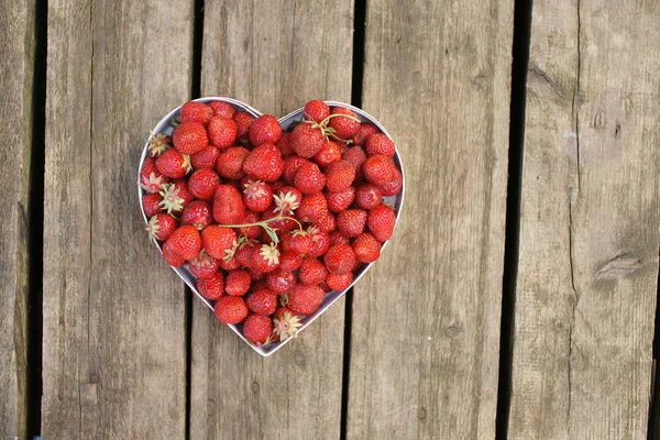 Fresas Frescas Rojas Cuenco Forma Corazón Sobre Fondo Madera Marrón — Foto de Stock