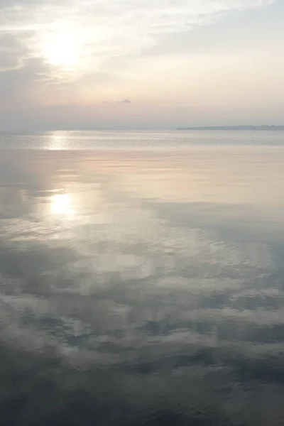 Water Mirror Sun Clouds Lakeside — Stock Photo, Image