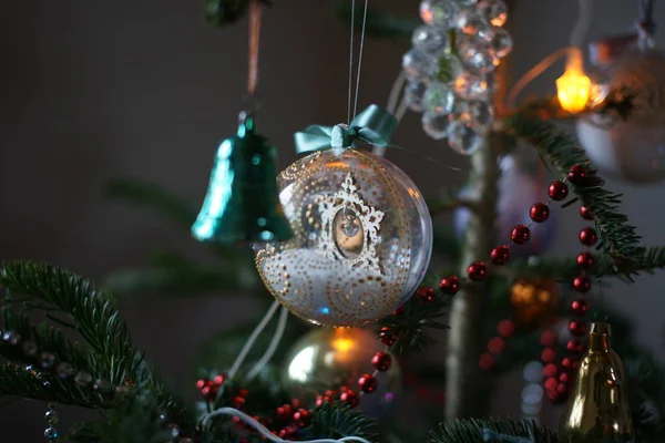 Albero Natale Con Una Ghirlanda Luci — Foto Stock