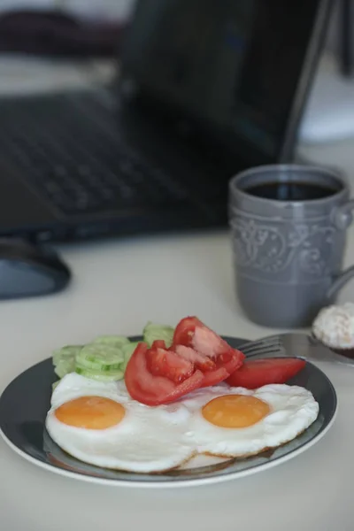 Café Manhã Saboroso Com Dois Ovos Frango Fritos Com Fatias — Fotografia de Stock