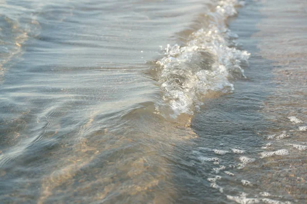 Klart Havsvatten Med Havsvågor Gyllene Sand Bakgrund — Stockfoto