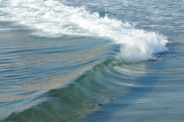 Czysta Turkusowa Woda Morska Wirującymi Falami Białymi Bąbelkami Brzegu Morza — Zdjęcie stockowe