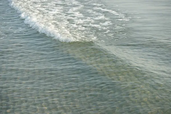 Petites Vagues Côtières Claires Sur Bord Mer Avec Fond Bleu — Photo