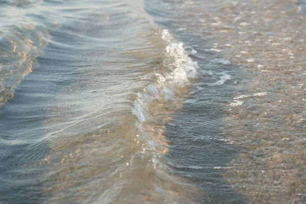 Eau Mer Claire Avec Vagues Mer Sur Fond Sable Doré — Photo