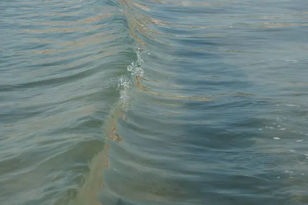 Καθαρά Και Γαλαζοπράσινα Νερά Στροβιλιζόμενα Κύματα Και Λευκές Φυσαλίδες Στην — Φωτογραφία Αρχείου