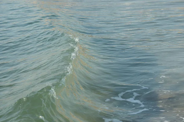明媚的海滨风景上清澈的海浪 — 图库照片