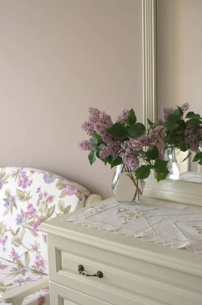 Стеклянная Ваза Фиолетовыми Цветущими Лиловыми Ветвями Фоне Стола Спальни — стоковое фото