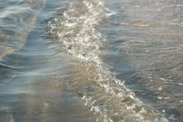 Piękne Fale Morskie Czystej Wodzie Słonecznym Tle Plaży — Zdjęcie stockowe