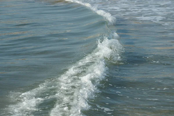 Turkoois Helder Zeewater Met Wervelende Golven Aan Zee — Stockfoto