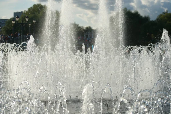 Perto Salpicos Fluxo Água Fonte Cidade Com Jatos Espuma Água — Fotografia de Stock