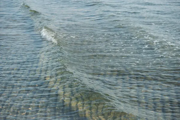 Kust Kleine Golven Zee Kust Met Helder Water Achtergrond — Stockfoto