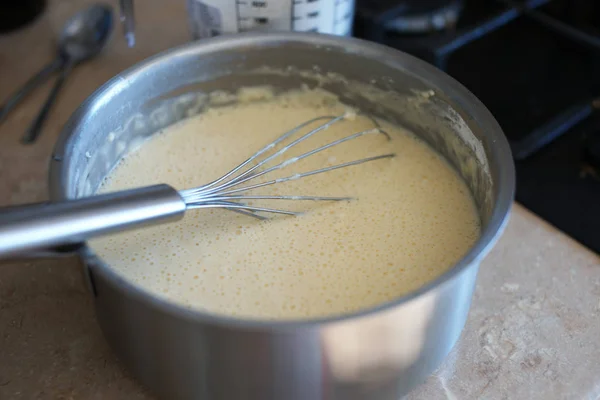 Yoğurt üzerinde krep yapmak için hamur.