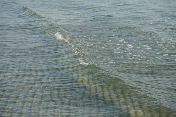 Kust Kleine Golven Zee Kust Met Helder Water Achtergrond — Stockfoto