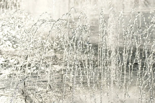 Nahaufnahme Der Wasserspritzer Des Stadtbrunnens Mit Schaumwasserstrahlen — Stockfoto