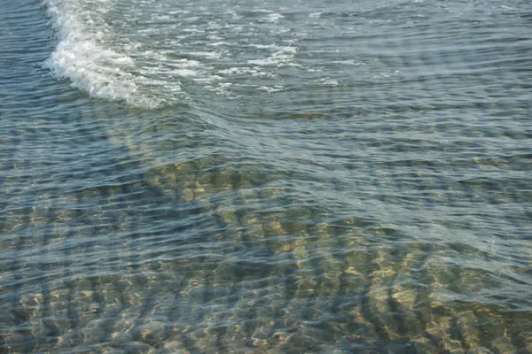 Kleine Wellen Der Küste Mit Klarem Wasser Hintergrund — Stockfoto