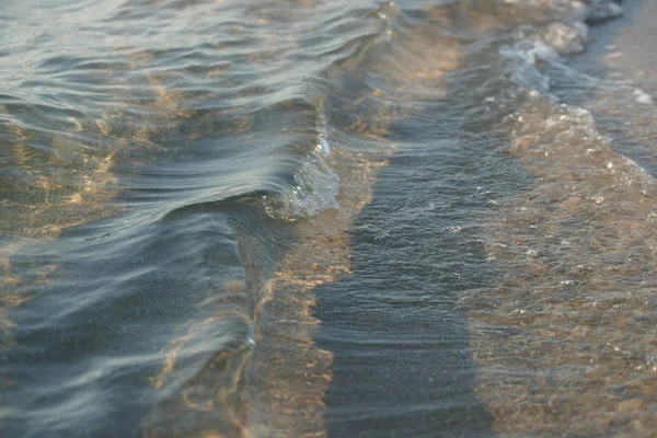 Průzračná Mořská Voda Mořskými Vlnami Zlatém Písku Pozadí — Stock fotografie