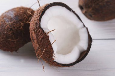 Hindistan cevizli yarım hindistan cevizli mavi ahşap masa arkaplanı