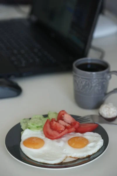 Café Manhã Saboroso Com Dois Ovos Frango Fritos Com Fatias — Fotografia de Stock