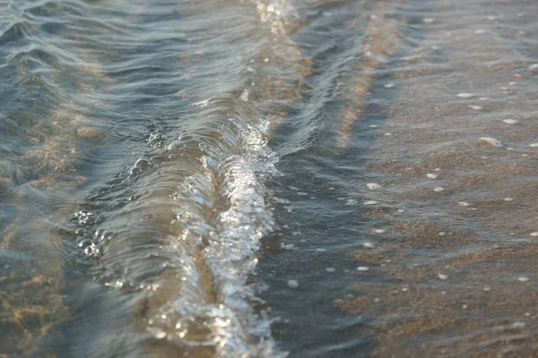 Güneşli Sahil Arka Planında Berrak Suda Güzel Deniz Dalgaları — Stok fotoğraf