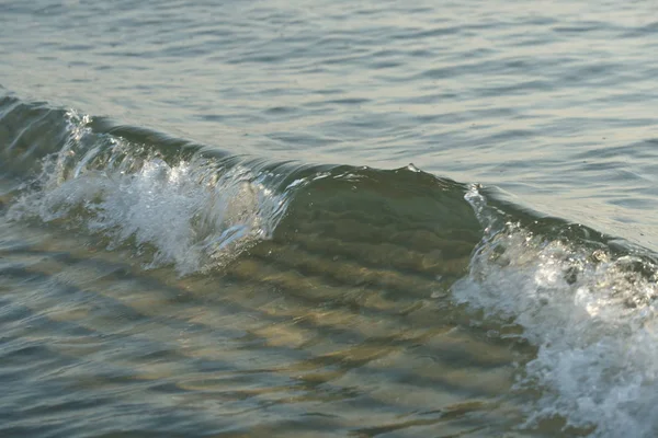 Belle Claire Eau Mer Avec Des Vagues Sur Fond Plage — Photo