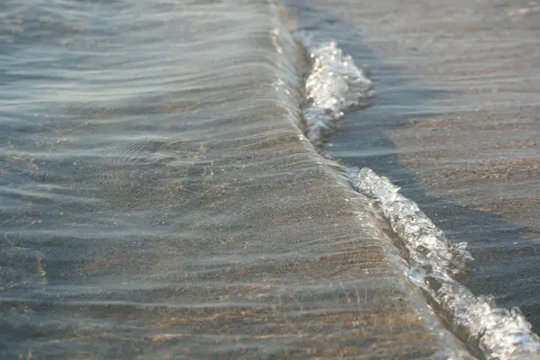 Altından Arkaplanda Deniz Dalgaları Olan Berrak Deniz Suyu — Stok fotoğraf