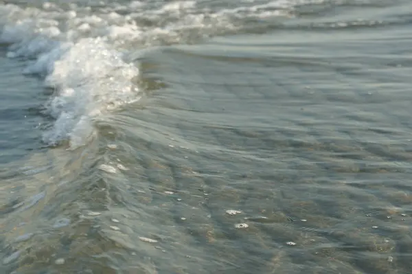 Mooi Helder Zeewater Met Golven Het Strand Achtergrond — Stockfoto