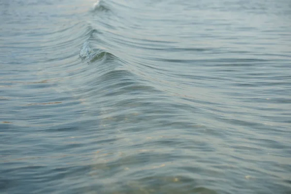 Pequenas Ondas Costeiras Claras Costa Mar Com Fundo Água Azul — Fotografia de Stock