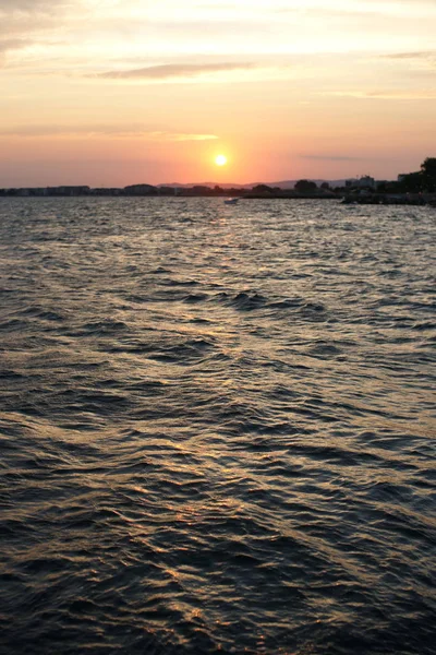 Romantic Sunset Shore Reflection Sun Rays Sea Water Harbor Background — Stock Photo, Image