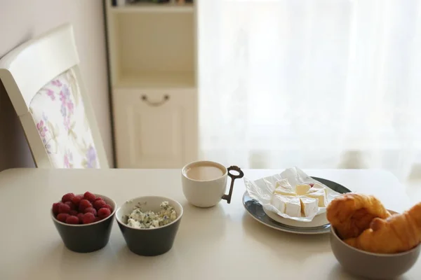 Leckeres Frühstück Mit Käse Croissants Und Himbeeren Mit Kaffee — Stockfoto