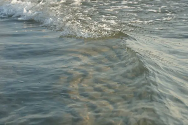 Mooi Helder Zeewater Met Golven Het Strand Achtergrond — Stockfoto