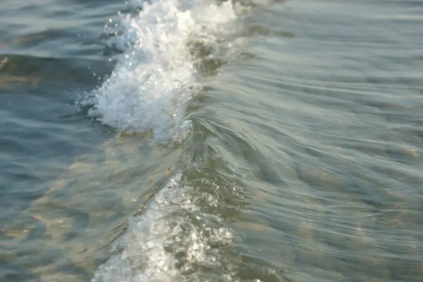 Kudrnaté Mořské Vlny Čisté Vodě Slunné Pláži Pozadí — Stock fotografie