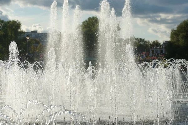 水の泡ジェットで都市の噴水の水の流れのスプラッシュ — ストック写真