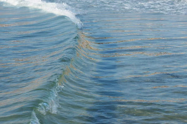 清澈碧绿的海水 海面上波涛汹涌 泡沫洁白 — 图库照片