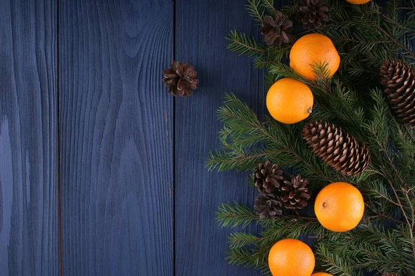 Mandarines Avec Des Cônes Des Branches Sapin Noël Sur Fond — Photo