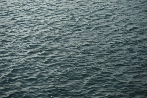 Глубокая Синяя Вода Море Солнечном Фоне — стоковое фото